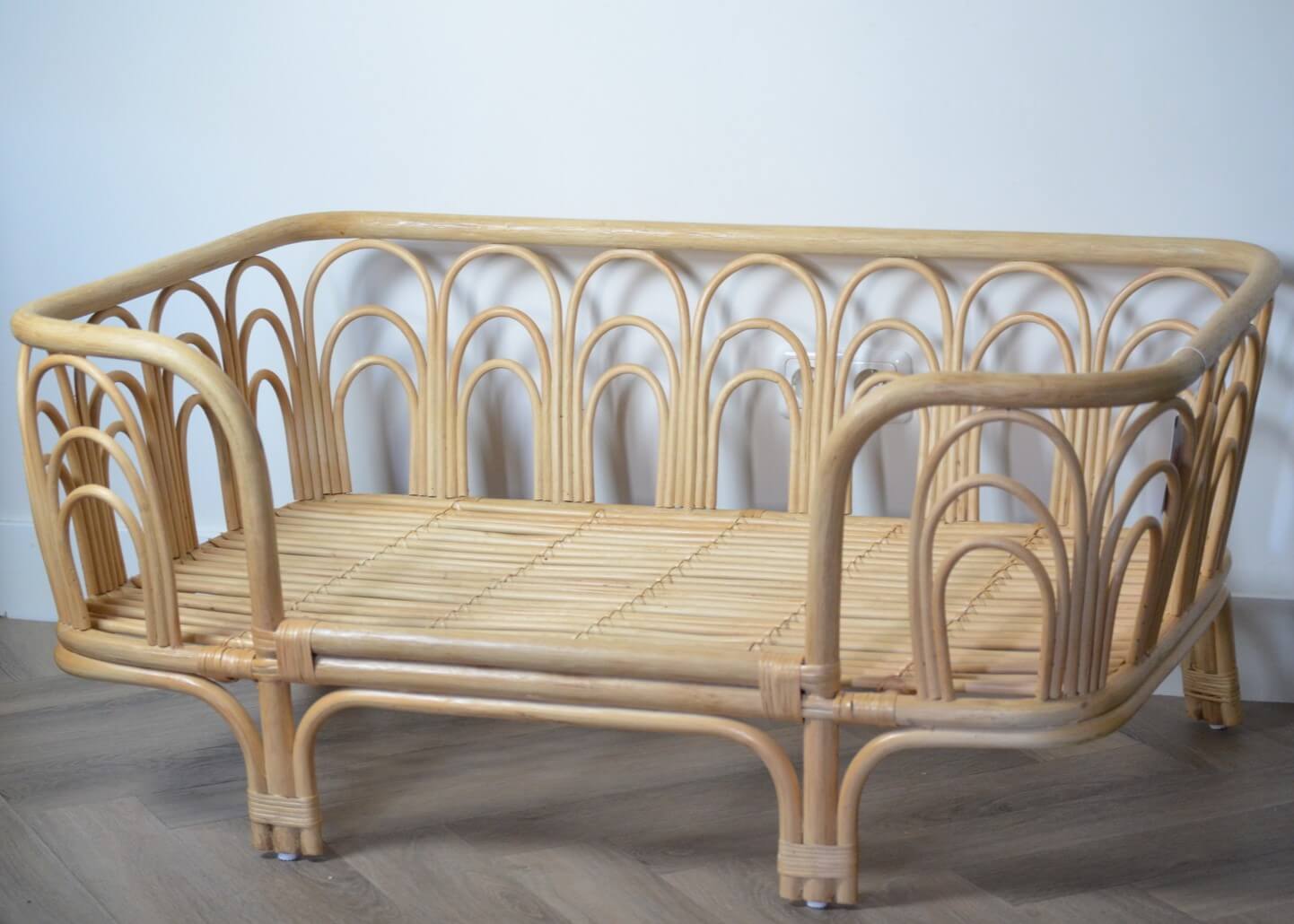 Chic_Hondenbed_van_Natuurlijke_Materialen_-Rattan_met_Matras-_Chateau_Rustique