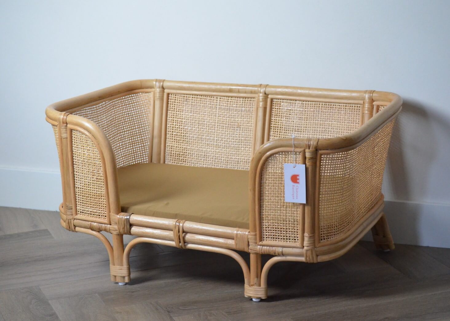 Eclectisch_Rattan_Hondenbed_met_Webbing_-_De_Perfecte_Sofa_voor_Jouw_Harige_Vriend_-_Chateau_Rustique