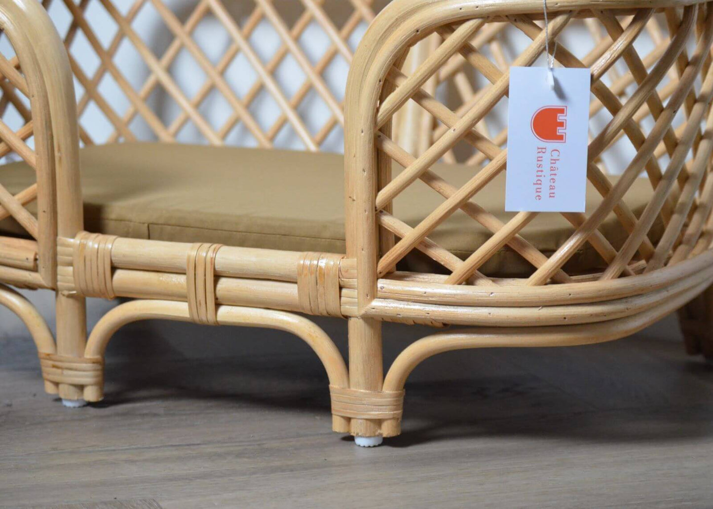 Eco-Friendly_Hondensofa_van_Rotan_Luxe_Slaapplaats_met_Duurzaam_Matras_Chateau_Rustique