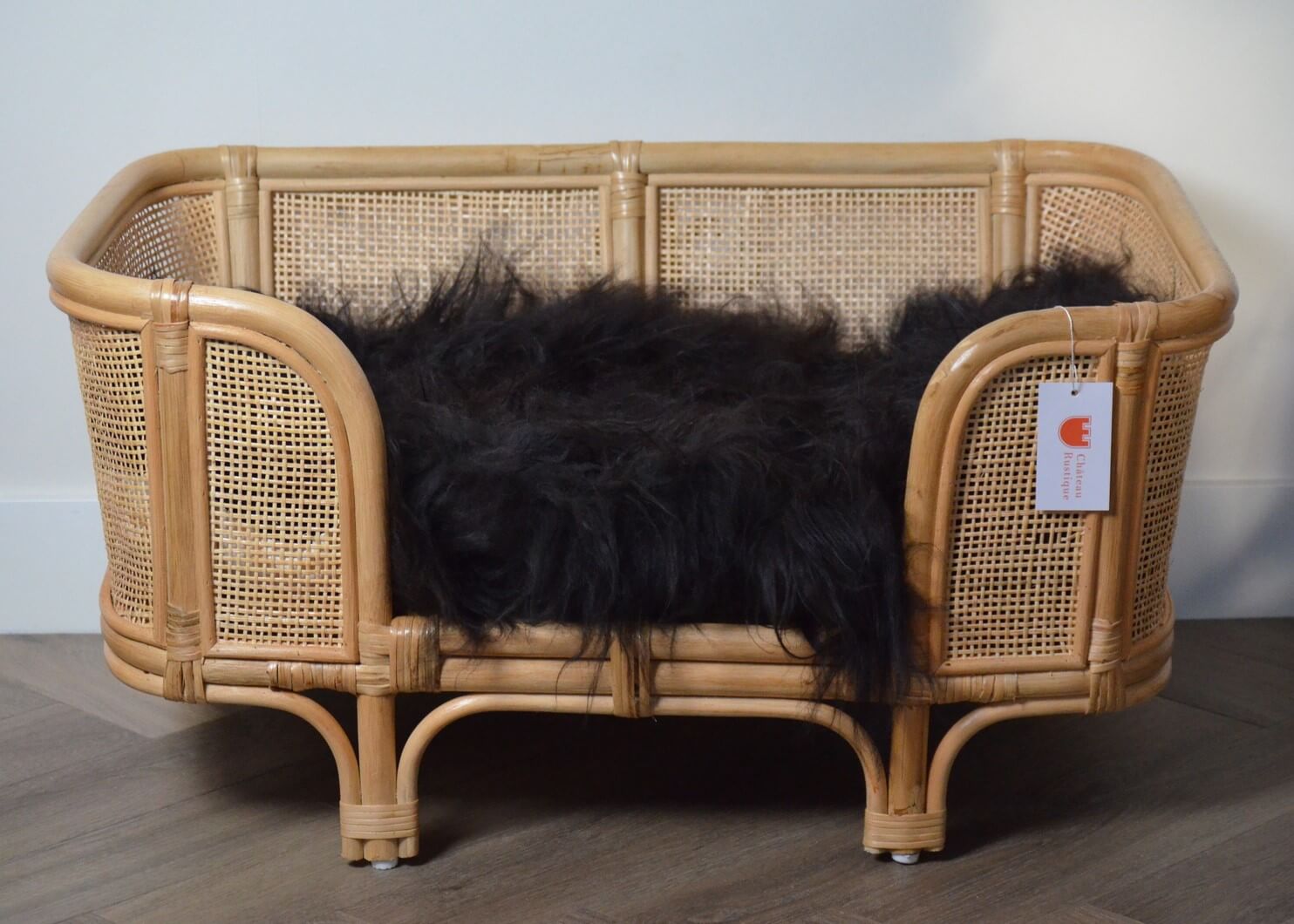 Ecovriendelijk_Hondenbed_van_Rotan_en_Webbing_in_een_Bohemian_Stijl_Chateau_Rustique