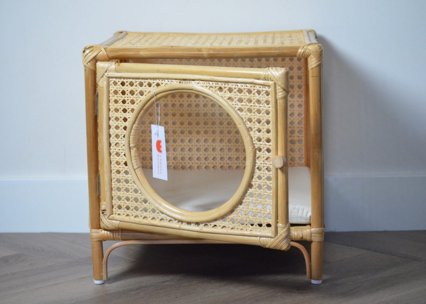 Rustieke_Rotan_Kattenbak_Stijlvolle_Oplossing_voor_Slapen_en_als_kattenbak_Chateau_Rustique