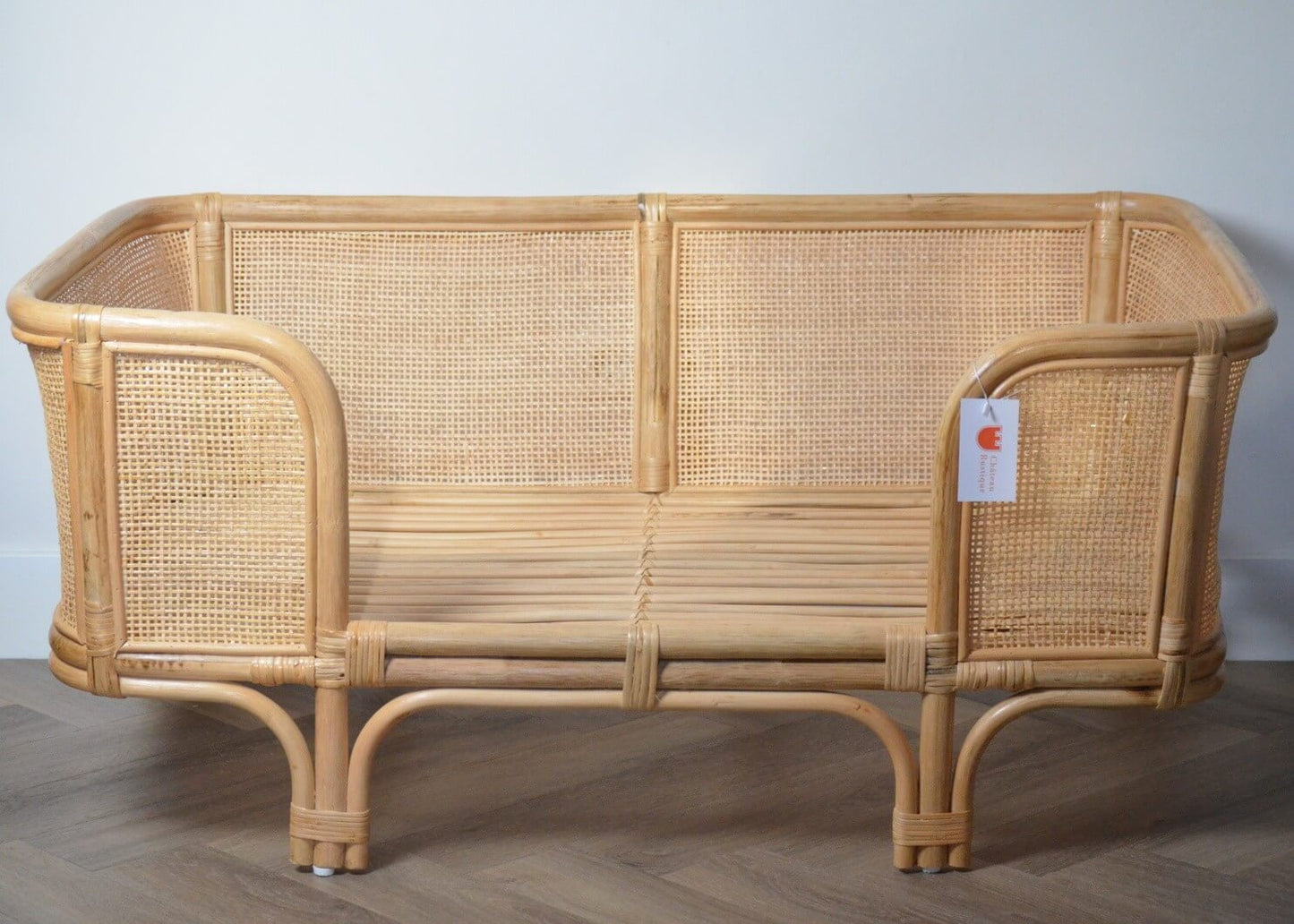 Scandinavisch_Rattan_Hondenbed_met_Webbing-Comfortabele_Sofa-Chateau_Rustique