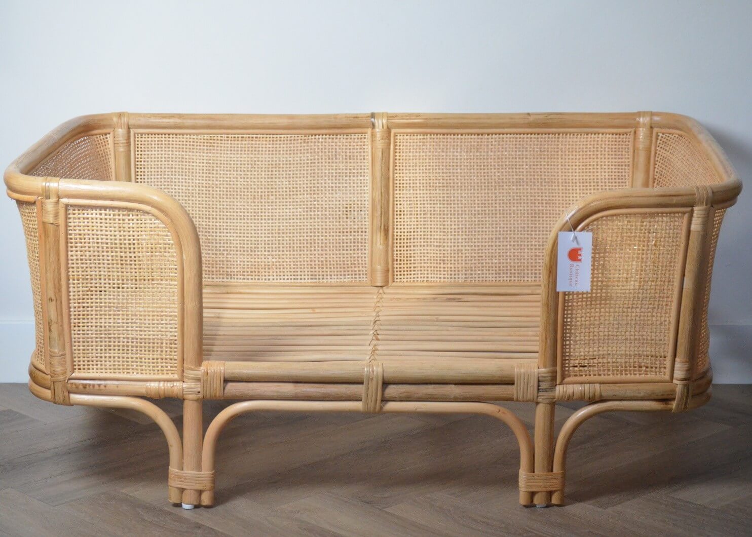Scandinavisch_Rattan_Hondenbed_met_Webbing-Comfortabele_Sofa-Chateau_Rustique