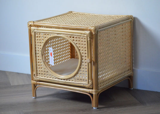 Stijlvol_Rotan_Kattenhuisje_Comfortabele_Slaapplek_en_Kattenbak_in_een_Chateau_Rustique