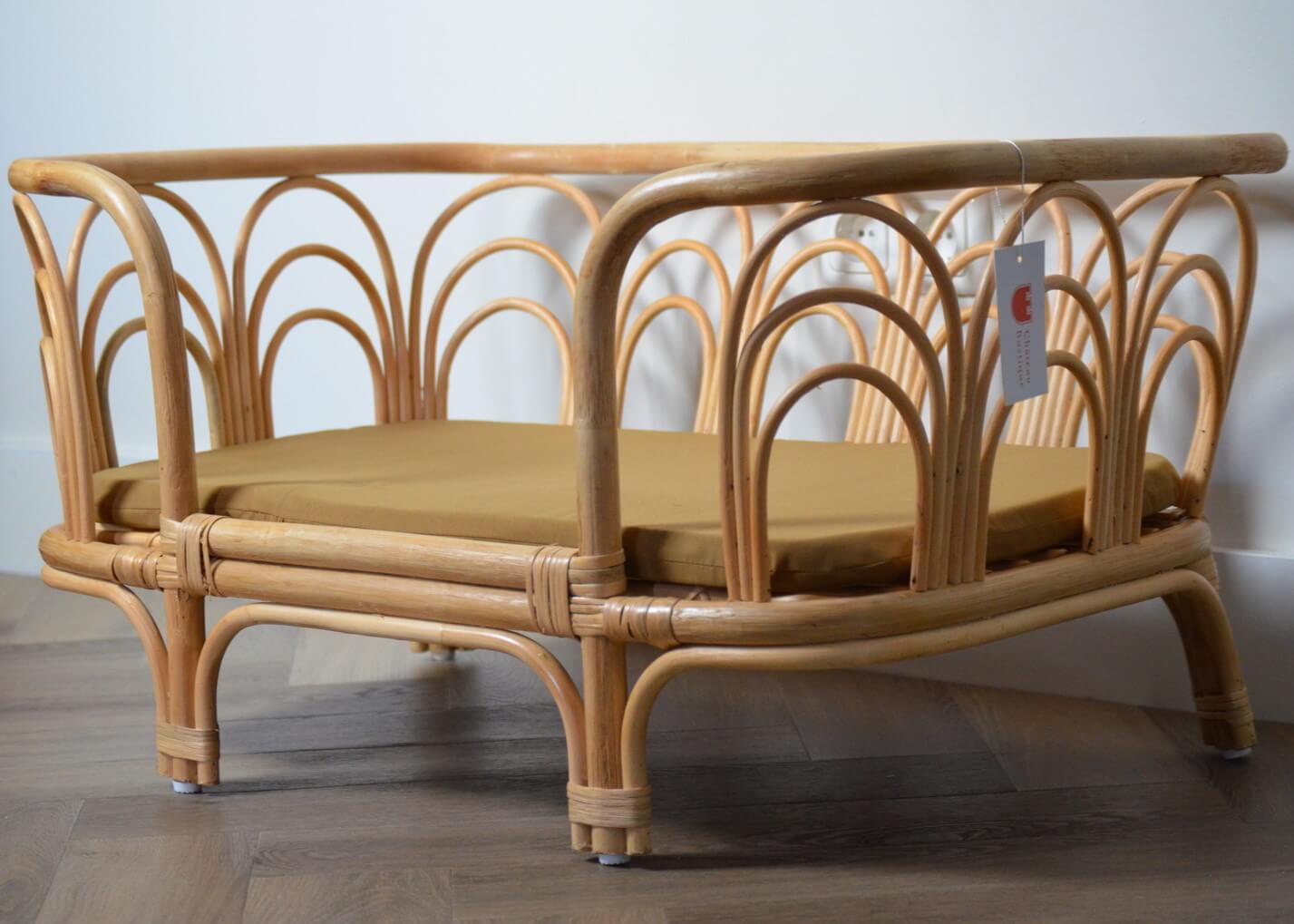 Stijlvolle_Honden_verblijfplaats_met_Matras_-_Rattan_Bed_voor_Comfort_-_Chateau_Rustique