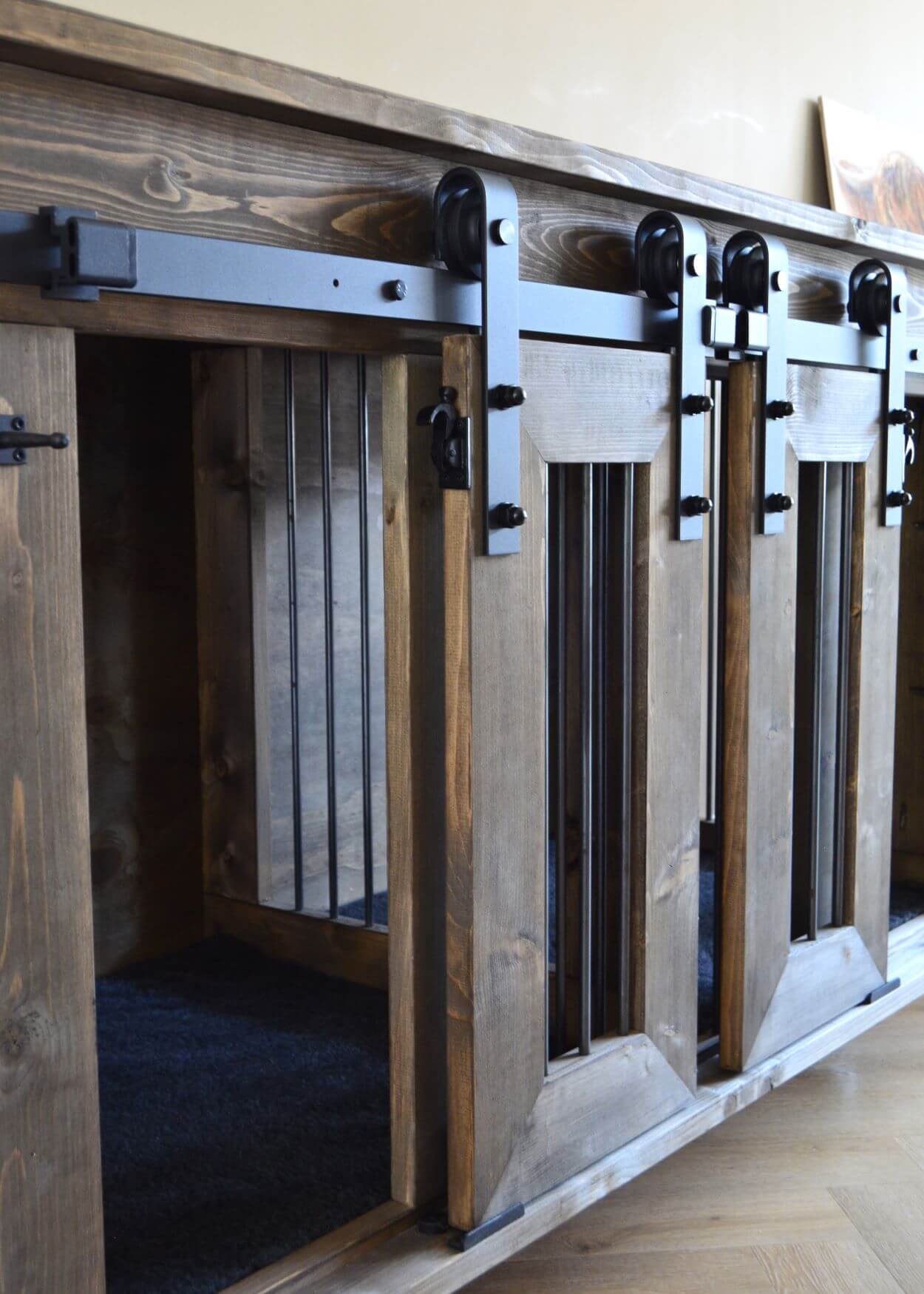 Houten hondenbench met industrieel schuifdeursysteem