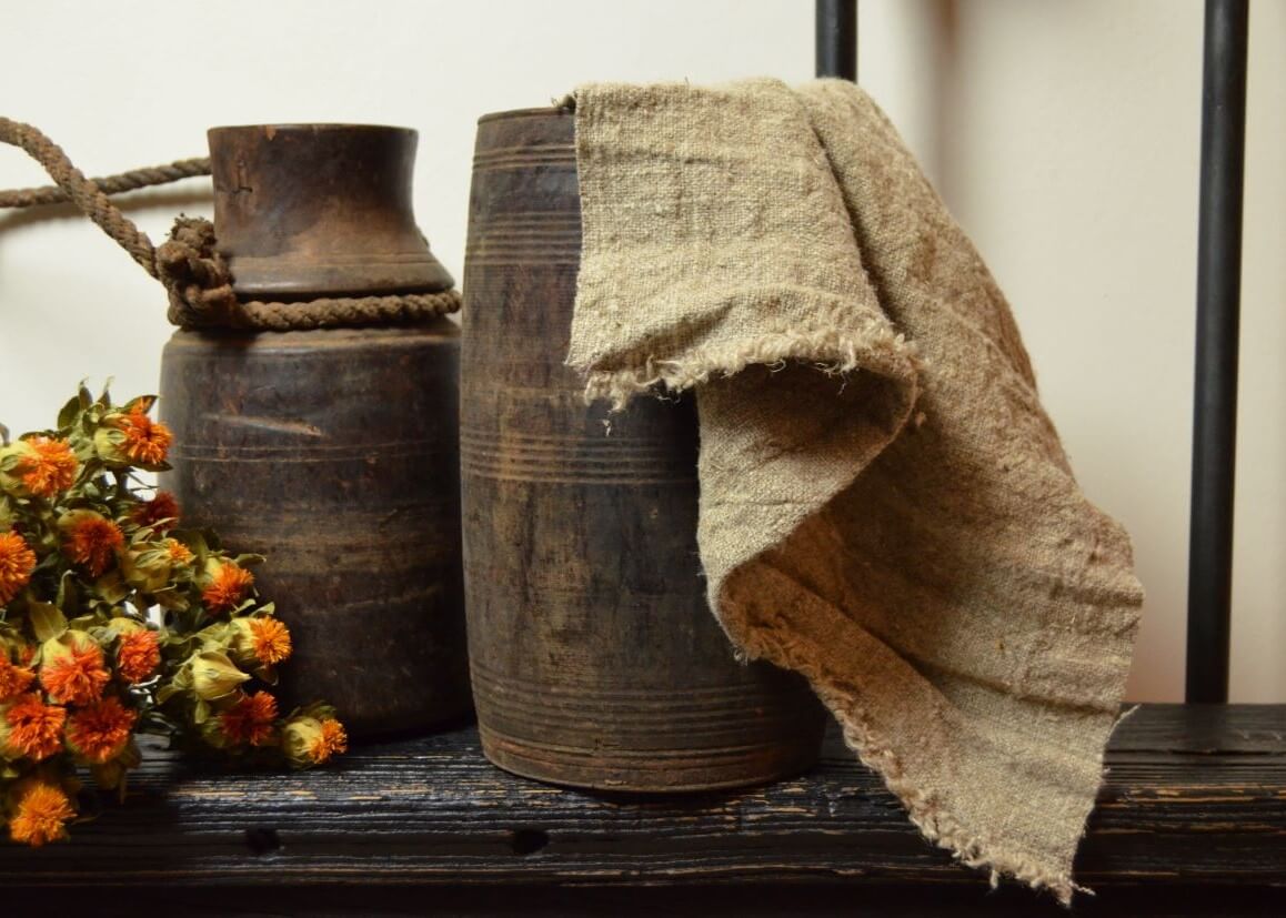 Grof linnen doek naturel gerafeld stoer sober met Nepalese kruiken