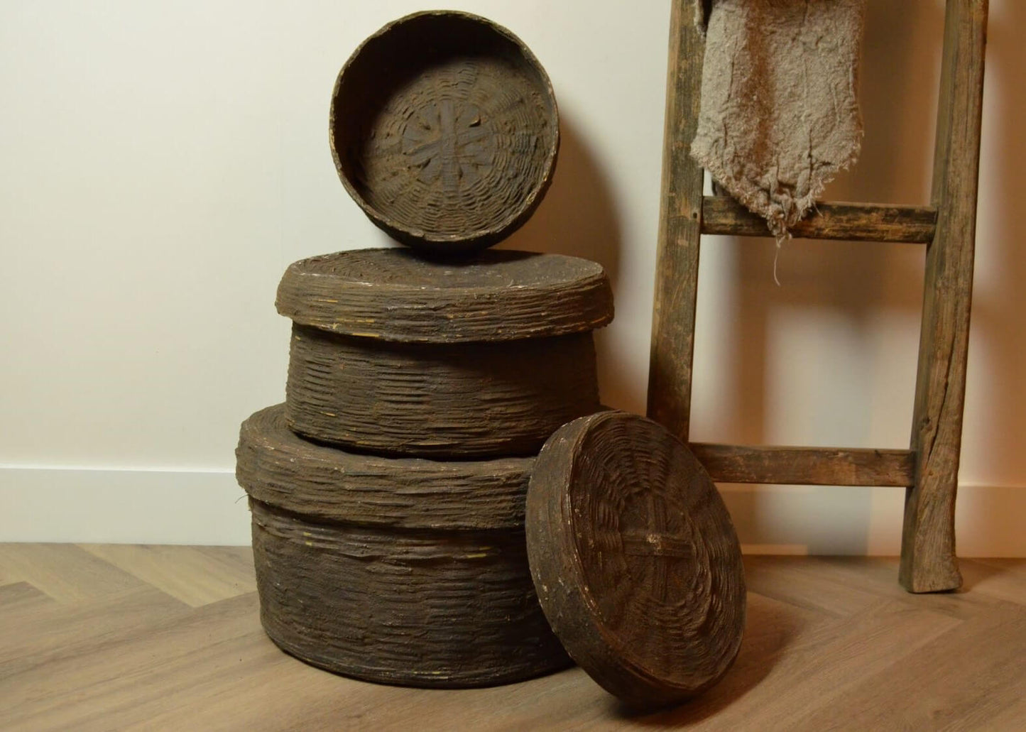 Stoere-manden-bruin-riet-en-klei-set-van-3_Landelijk-Stoer-Sober-Interieur_Chateau-Rustique
