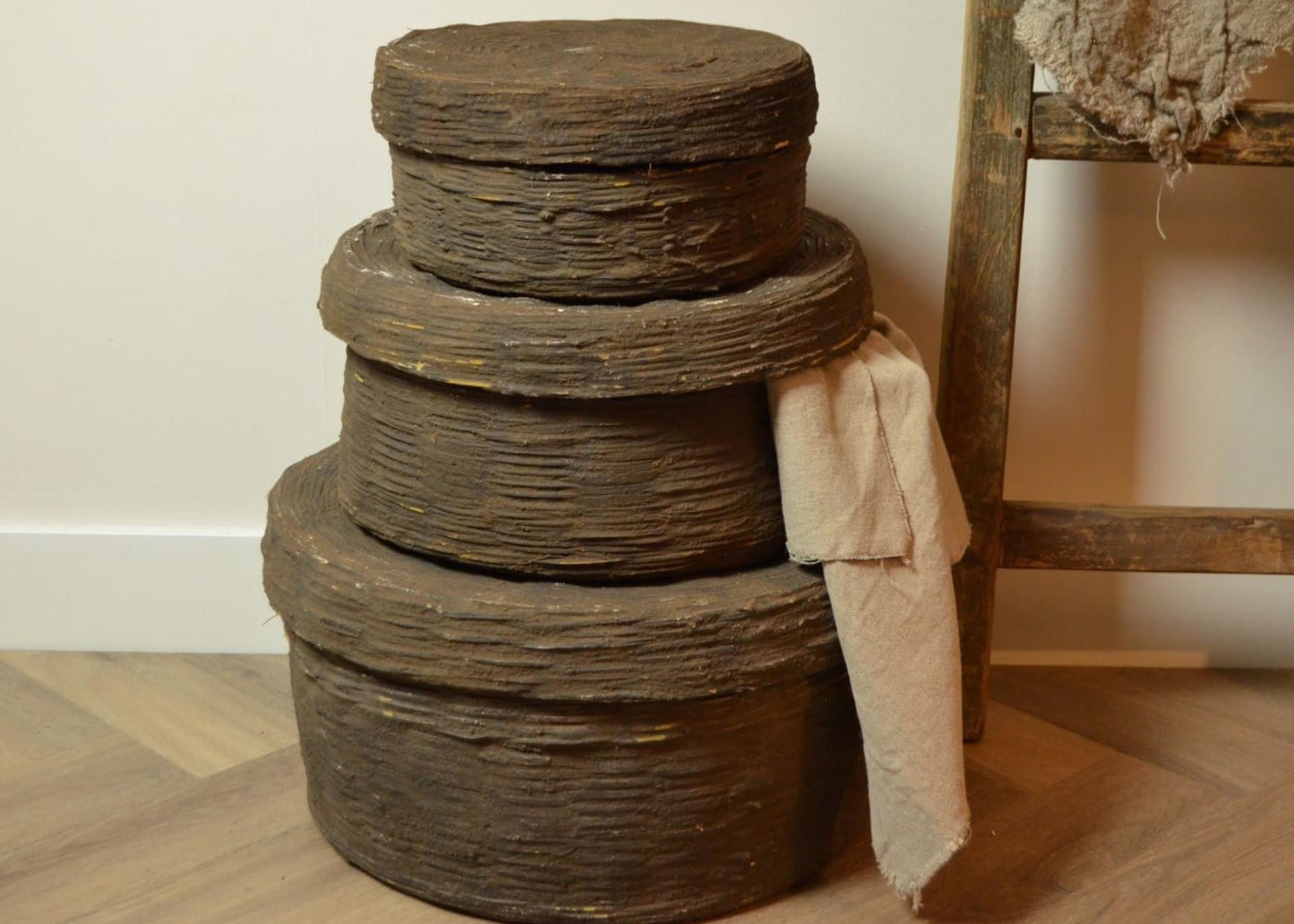 Stoere-manden-riet-rattan-en-klei-set-van-3_Landelijk-Stoer-Sober-Interieur_Chateau-Rustique_8a9229bc-0a30-4a7f-8351-e870f53cc759