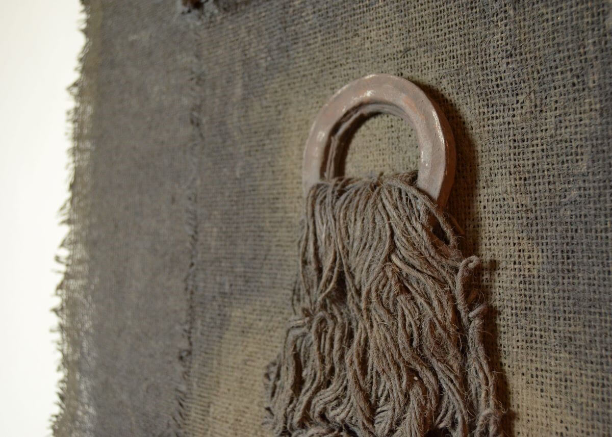 Handgemaakt wanddoek kalkverf op jute antraciet